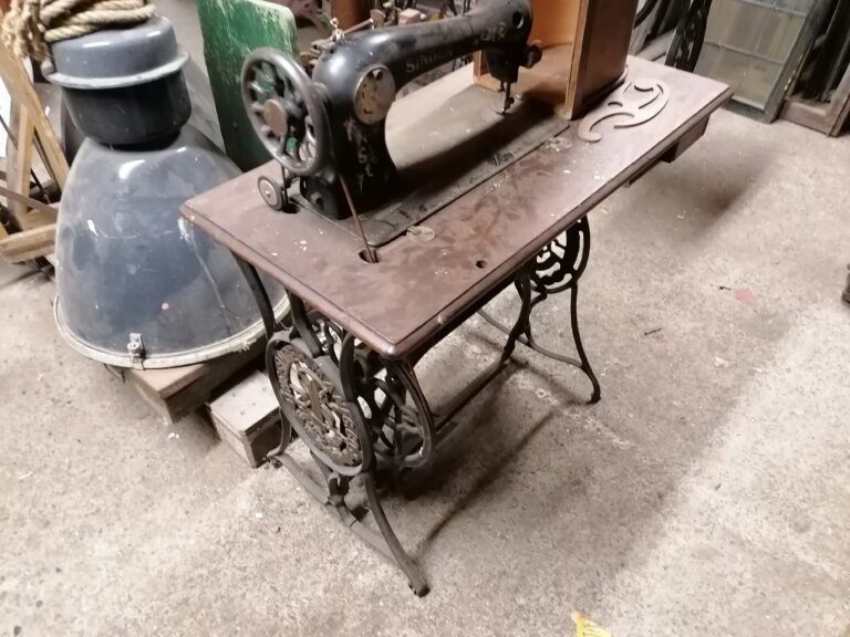 oude trap naaimachine