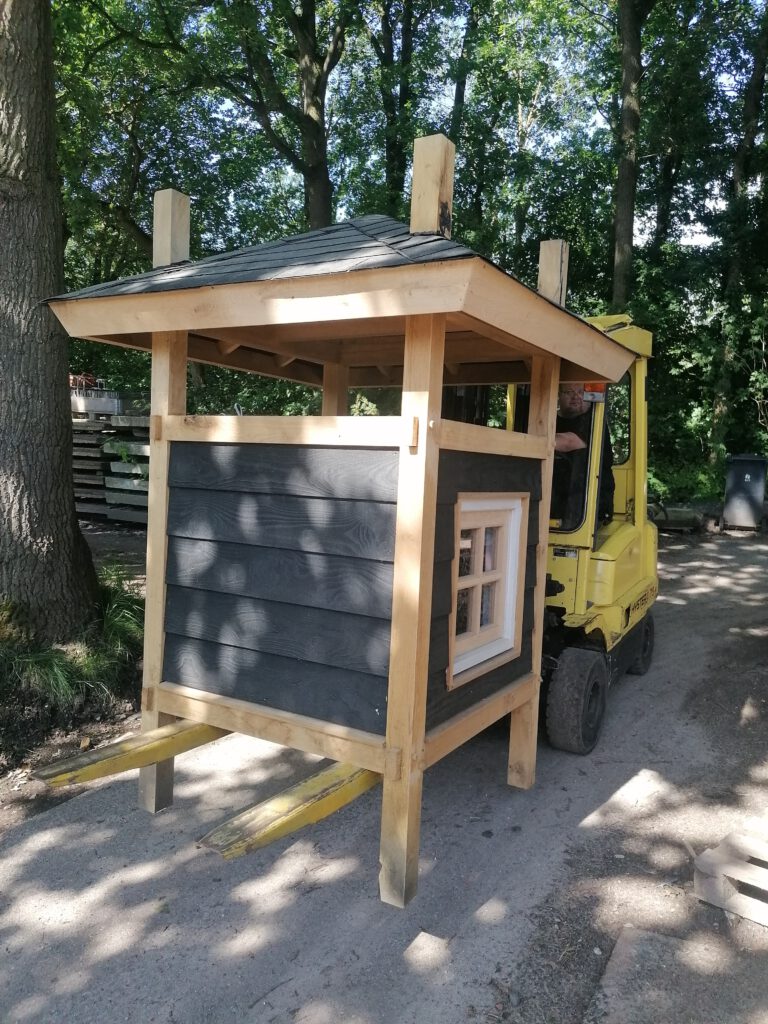 Kippenhok, hondenhok, speelhuisje...we hebben er zelfs twee stuks van gemaakt!  per stuk € 1150,-