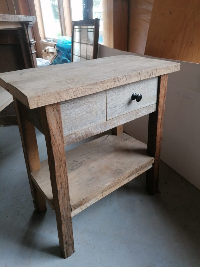 met ruimte voor wasbak links naast de ladeprijs € 475,-