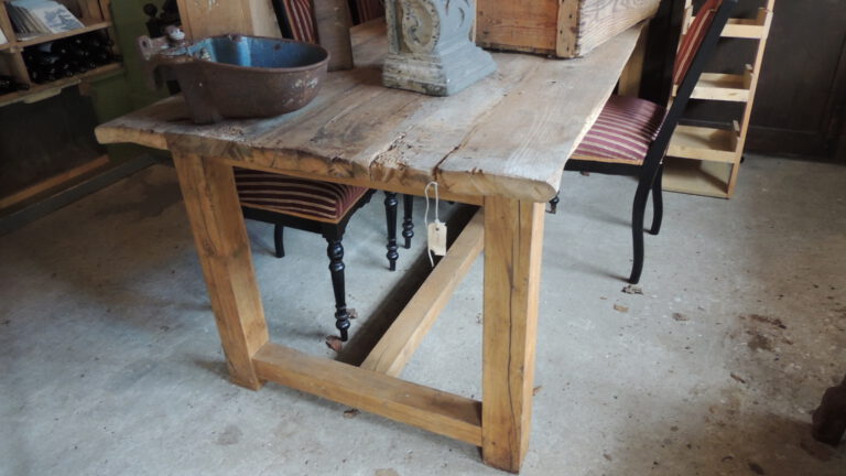 eiken tafel met oude eiken planken werkblad, afm. 230 L x 93 b x 79 cm hoog