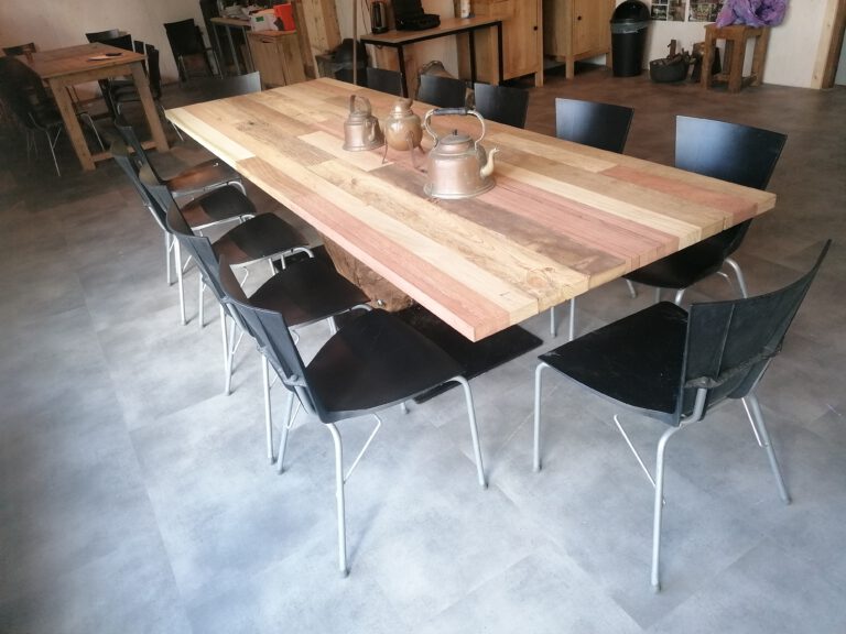 blad gemaakt van meerdere houtsoorten, het onderstel is van eiken gebinthout gemaakt.  lengte blad 300 x dikte 4 cm x 10  cm breed 
Prijs € 2100,-