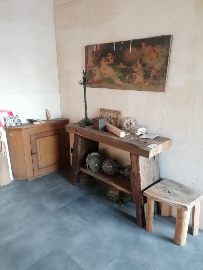 eiken meubelen handgemaakt, op aanvraag kunnen wij iets moois voor u maken met ons unieke materiaal.