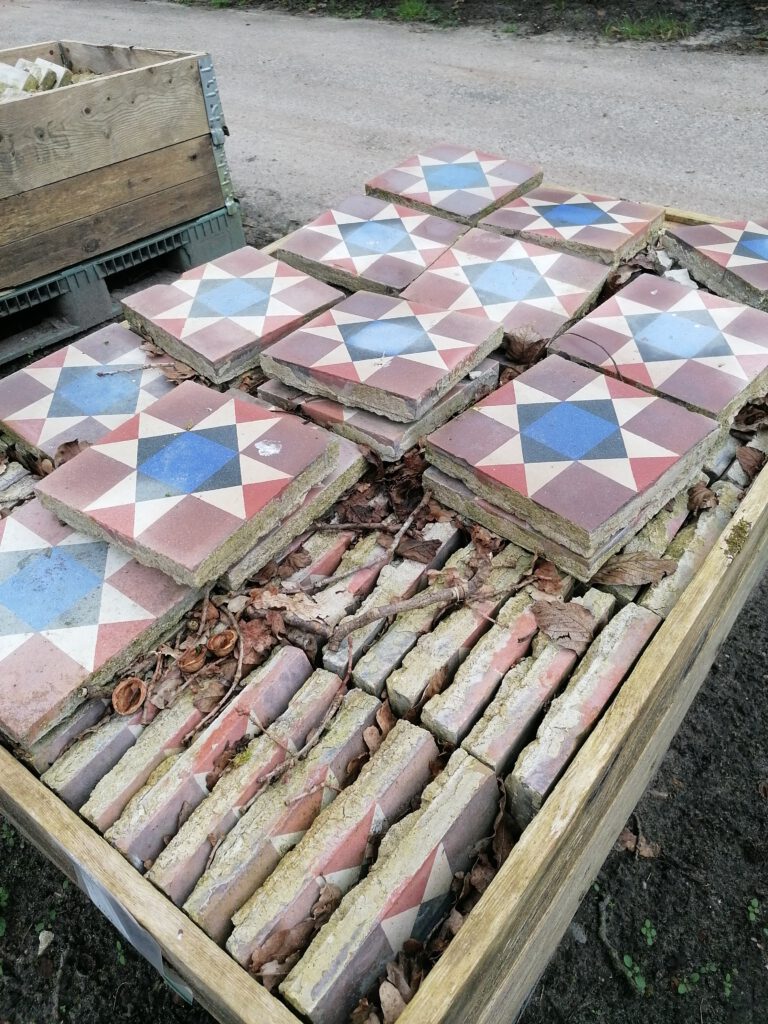 estrikken vloer, nog wel met kalkmortel restanten dus nog ongeschoond. 230 stuks ofwel 9.2 m2 eventueel ook te combineren met randtegel die we nog hebben