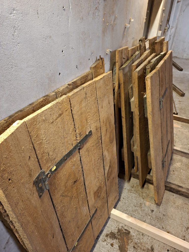 Prachtige grenen staldeurtjes met mooi oud beslag (luiken) , dikte 2,5 cm x 110 h x 90 b (zeer mooi om bijvoorbeeld een stoere tafel van te maken)