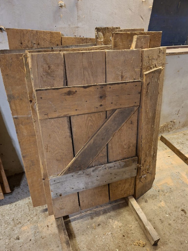 Prachtige grenen staldeurtjes met mooi oud beslag (luiken) , dikte 2,5 cm x 110 h x 90 b (zeer mooi om bijvoorbeeld een stoere tafel van te maken)