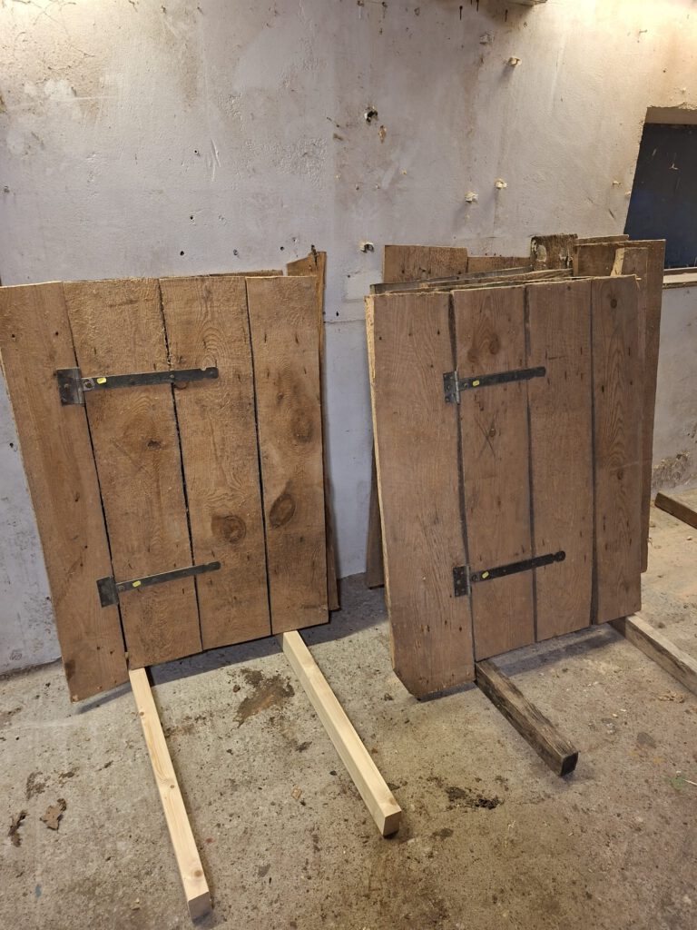 Nieuw binnen: Prachtige grenen staldeurtjes met mooi oud beslag (luiken) , dikte 2,5 cm x 110 h x 90 b (zeer mooi om bijvoorbeeld een stoere tafel van te maken)