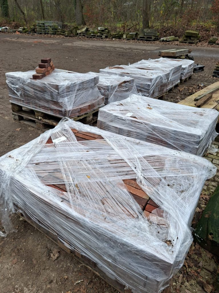 Nieuw binnen mooie partij 2300 stuks metselstenen 21x4.5x10 cm